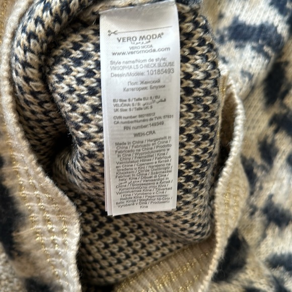 Sweater size small - Picture 6 of 6